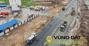 Công trường thi công đường và hạ tầng gần khu vực dự án Vingroup, xe bồn bê tông hoạt động