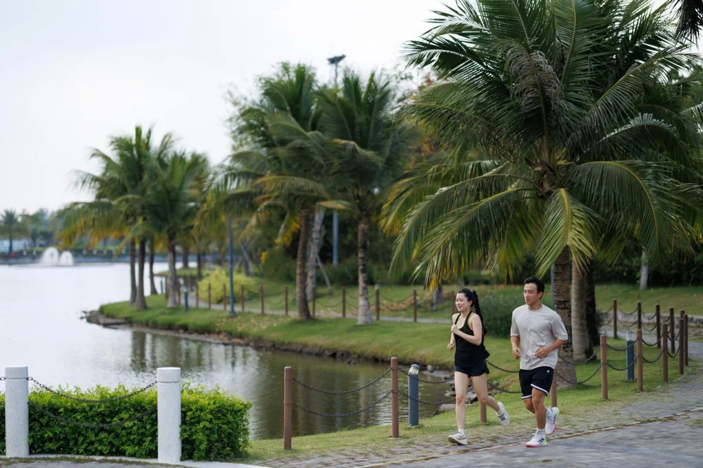 Cư dân chạy bộ ven hồ trong khu đô thị Nam Long II Central Lake
