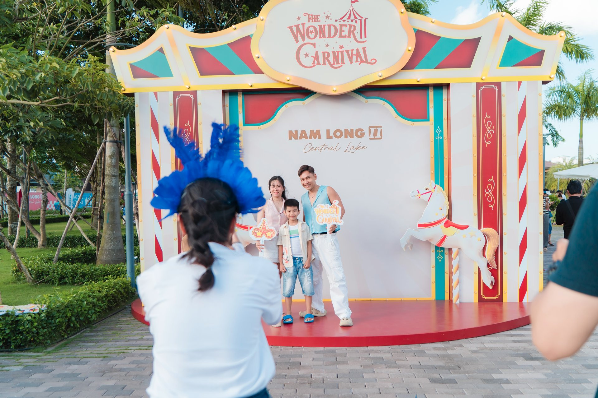Gia đình chụp ảnh tại khu check-in The Wonder Carnival trong khuôn viên Nam Long II Central Lake