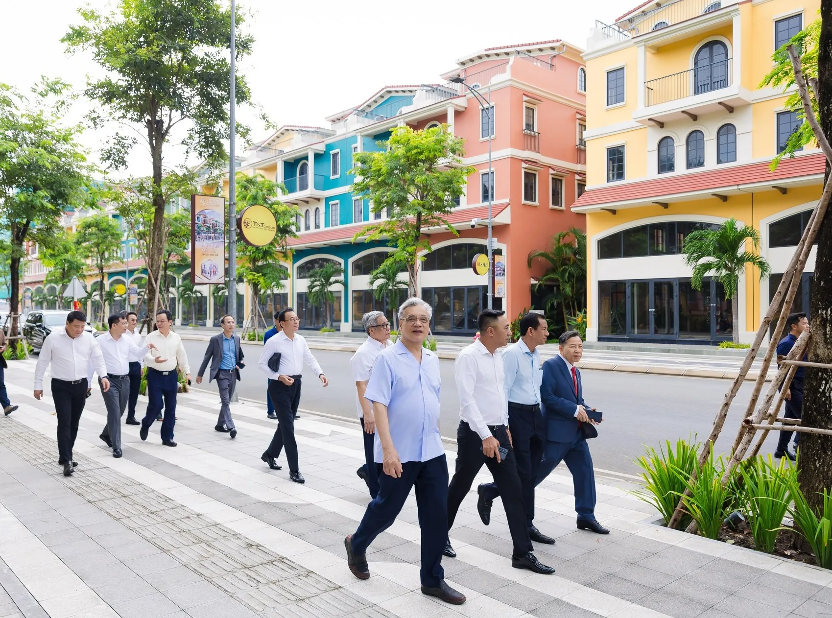 Lãnh đạo tỉnh Vĩnh Long và chuyên gia khảo sát thực tế tuyến phố thương mại tại dự án T&T Phước Thọ