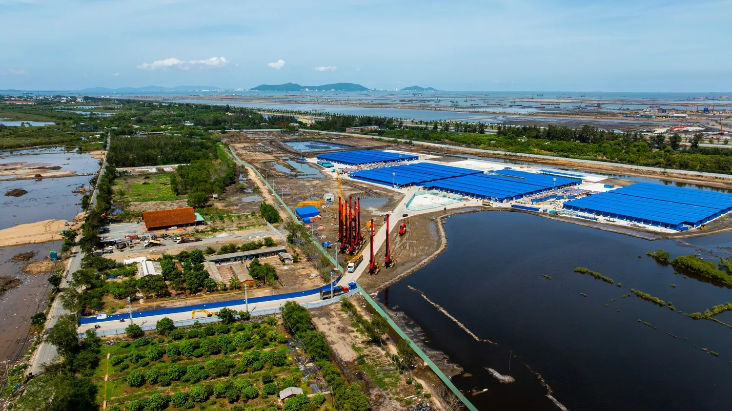Máy móc, cần cẩu và xe chuyên dụng xuất hiện tại Cần Giờ, đánh dấu bước thi công tuyến metro gần khu Vinhomes Green Paradise