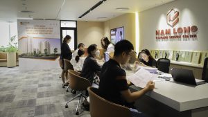 Nhân viên Nam Long hỗ trợ cư dân Akari City giai đoạn 1 làm thủ tục nhận sổ hồng