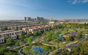 Toàn cảnh khu nhà phố, biệt thự và hồ bơi nội khu tại đô thị Izumi City nhìn từ trên cao