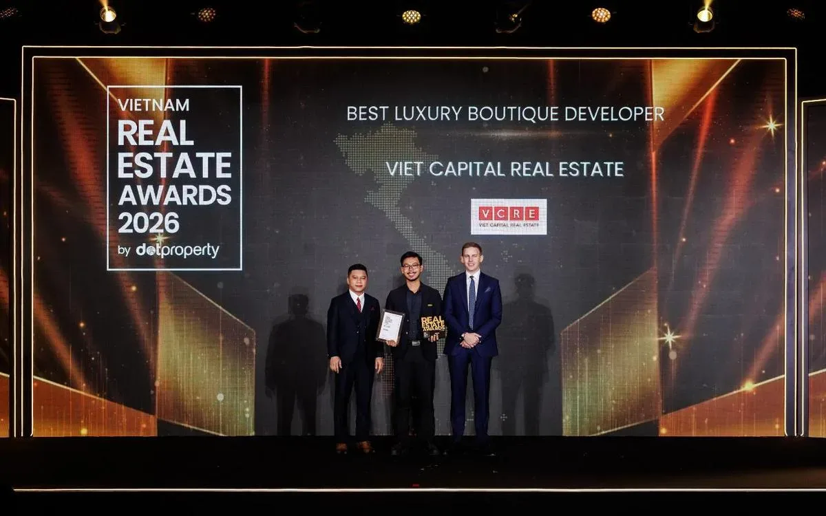 Đại diện Viet Capital Real Estate nhận giải Best Luxury Boutique Developer tại Vietnam Real Estate Awards 2026