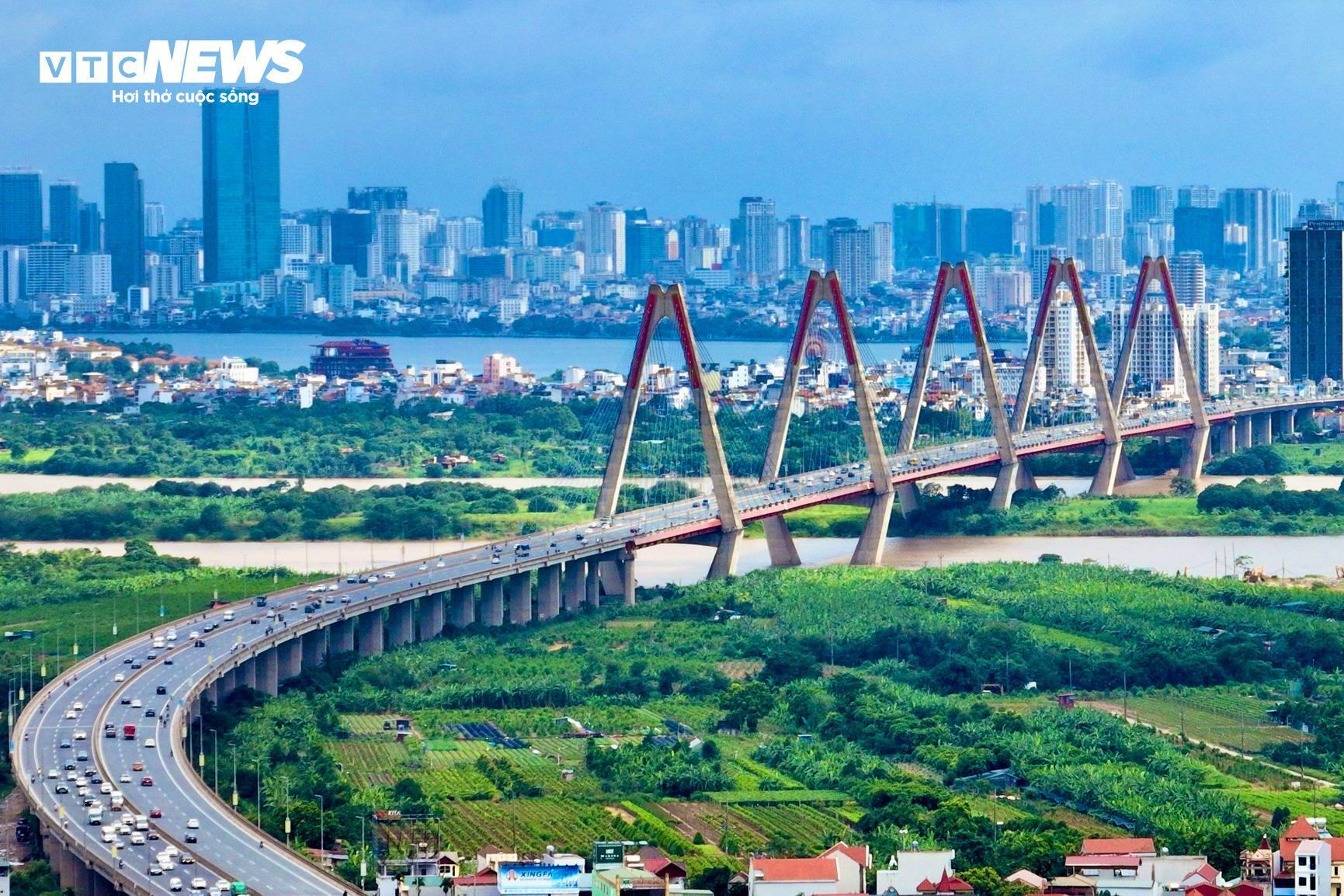 Cầu Nhật Tân bắc qua sông Hồng, một công trình giao thông nổi bật của Hà Nội