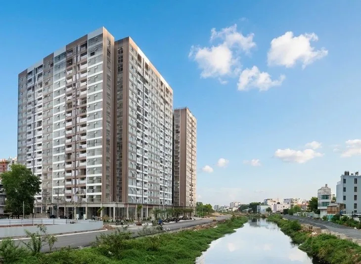 Tòa nhà chung cư Phú Cường Home Đông Hưng Thuận nhìn từ phía kênh nước