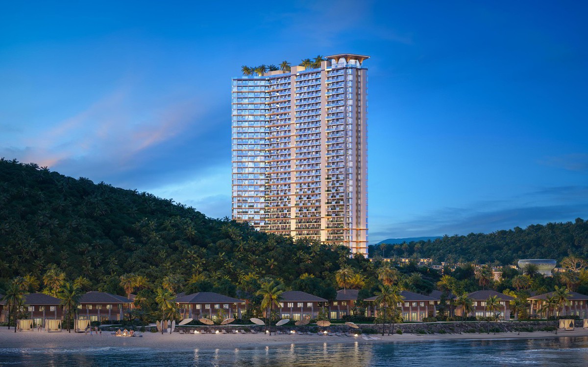 Tòa tháp Alora Nha Trang lên đèn về đêm nhìn từ phía biển Bãi Tiên
