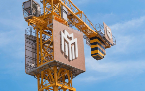 Cần cẩu tháp mang logo Masterise Homes tại công trường thi công dự án