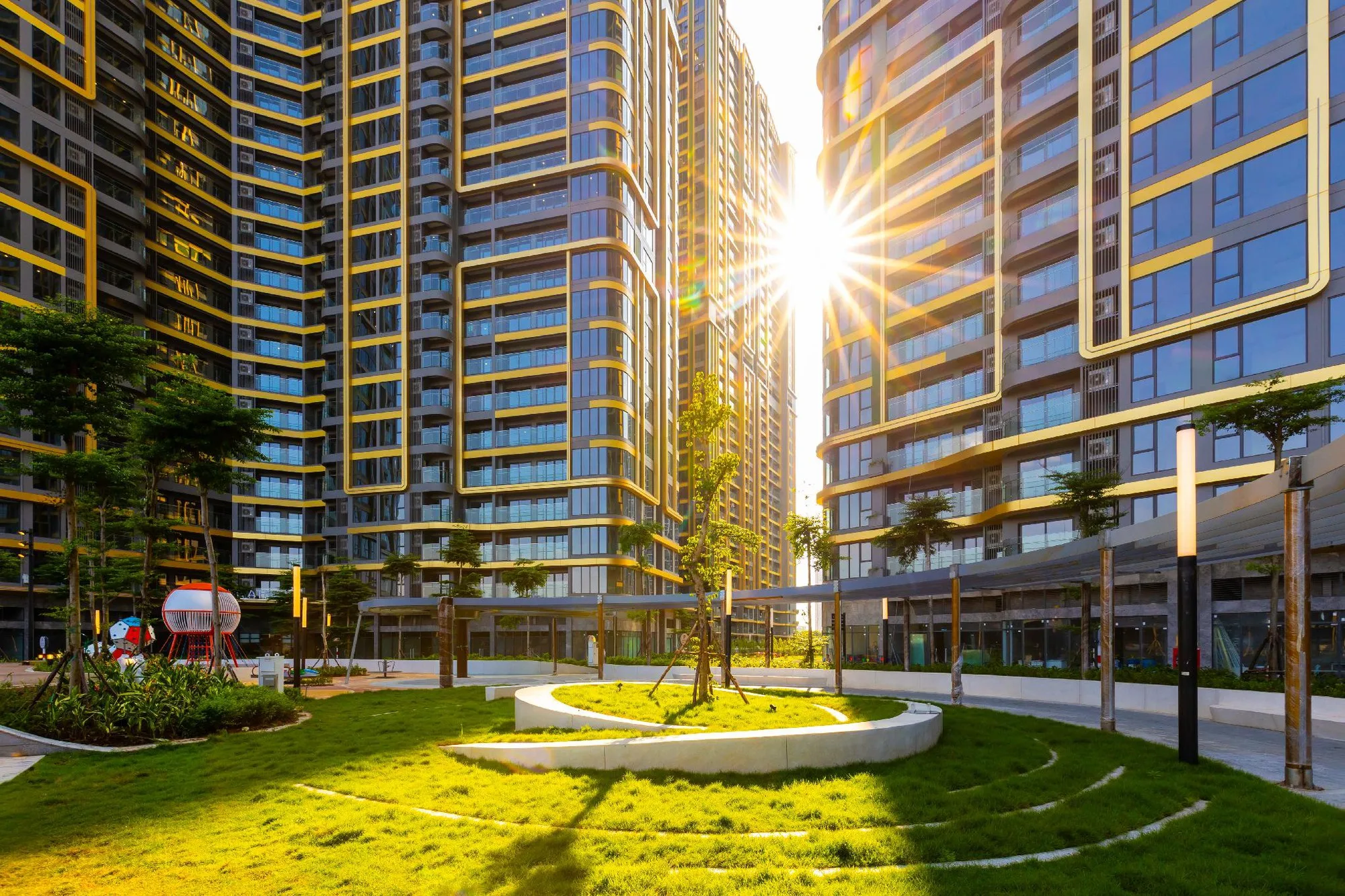 Cảnh quan nội khu và tòa tháp căn hộ tại một dự án Masterise Homes buổi sáng
