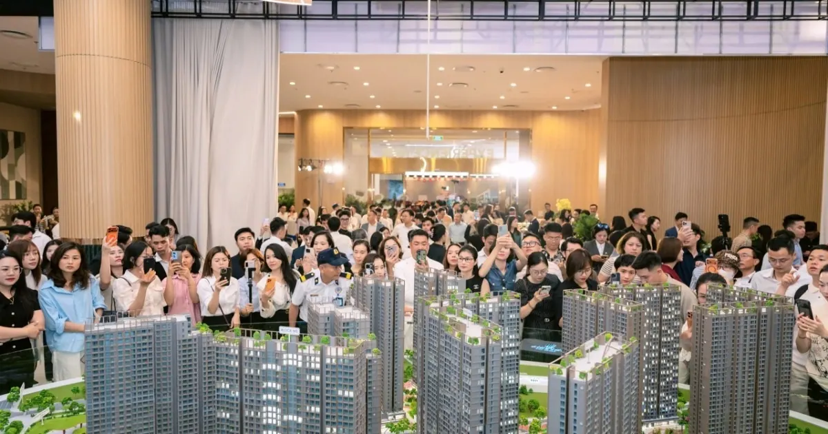 Khách hàng tham quan mô hình các tòa căn hộ tại văn phòng bán hàng Imperia Ocean City