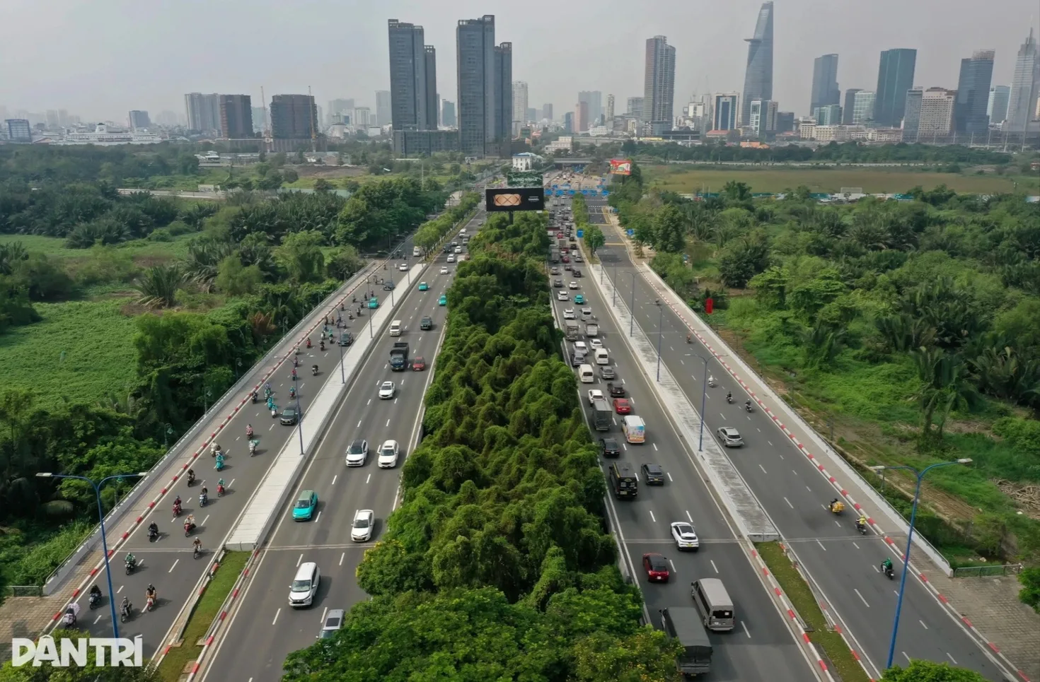Đại lộ Mai Chí Thọ dẫn vào Thủ Thiêm với mật độ xe cộ, phía xa là trung tâm TPHCM