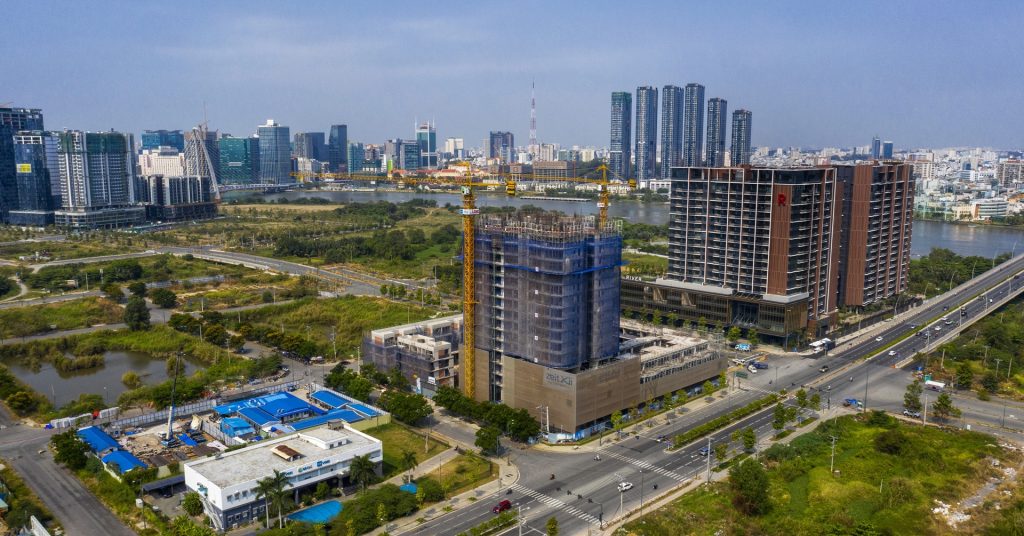 Công trường thi công dự án căn hộ ven sông tại khu đô thị mới Thủ Thiêm